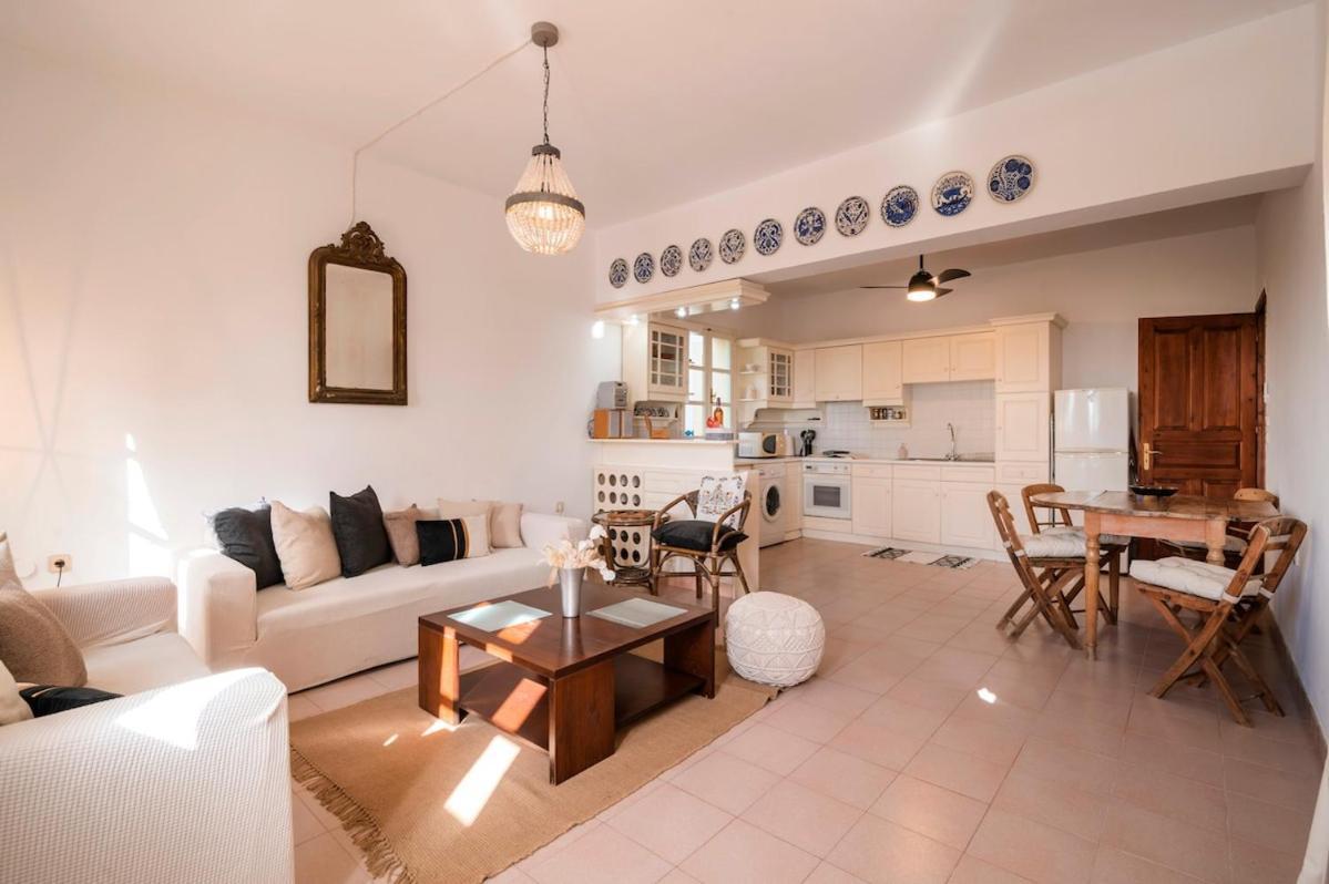 Villaer Panagiota, Pefkos