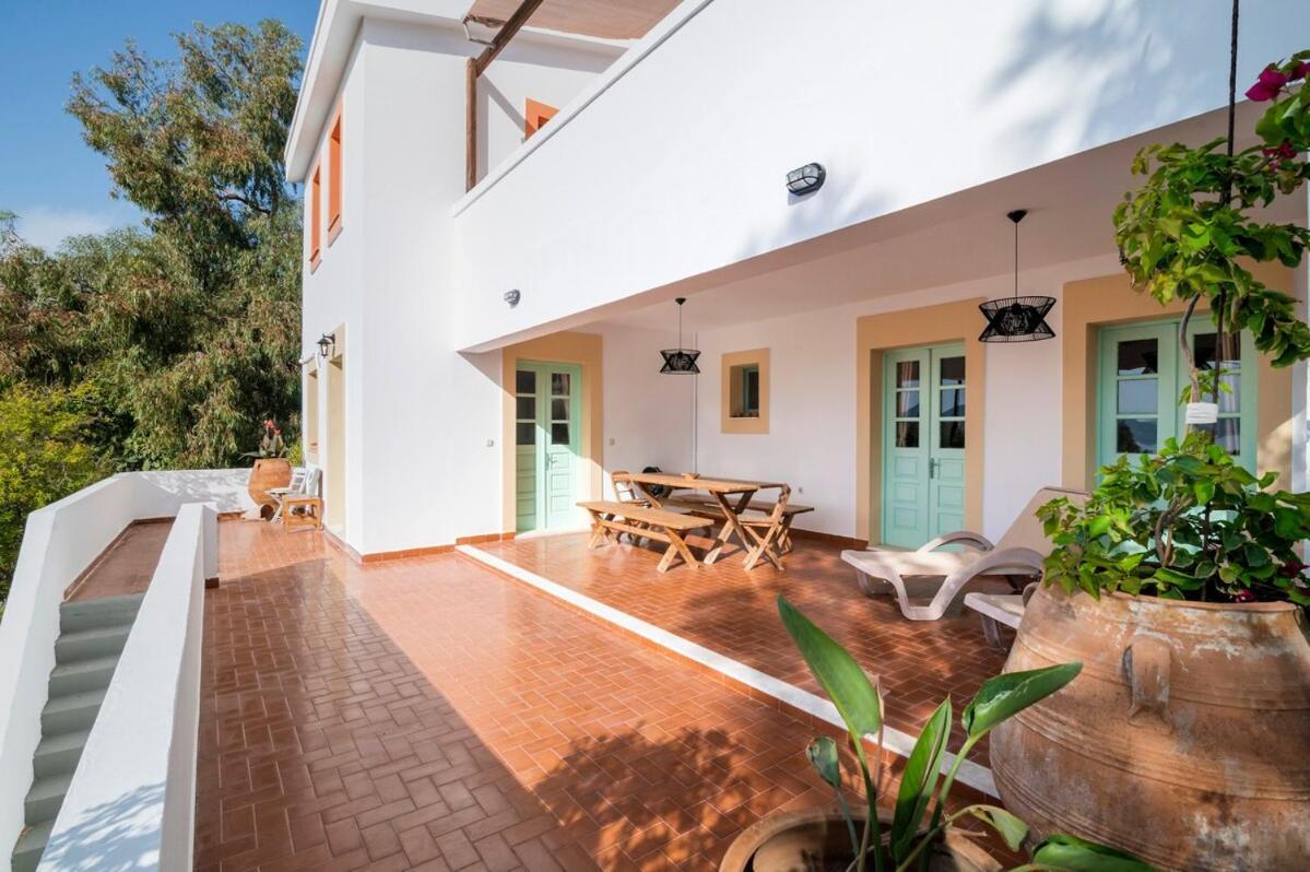 Villaer Panagiota, Pefkos